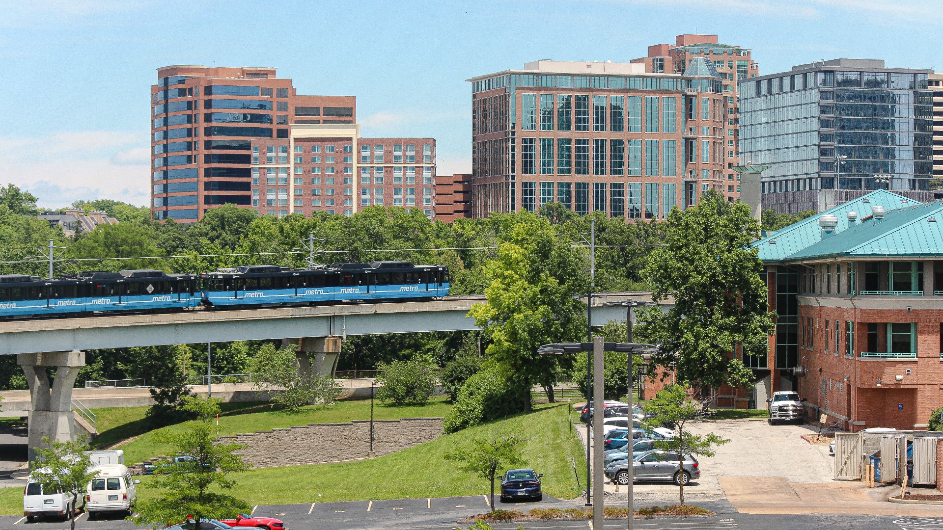 File:MetroLink Blue Line in Clayton.jpg