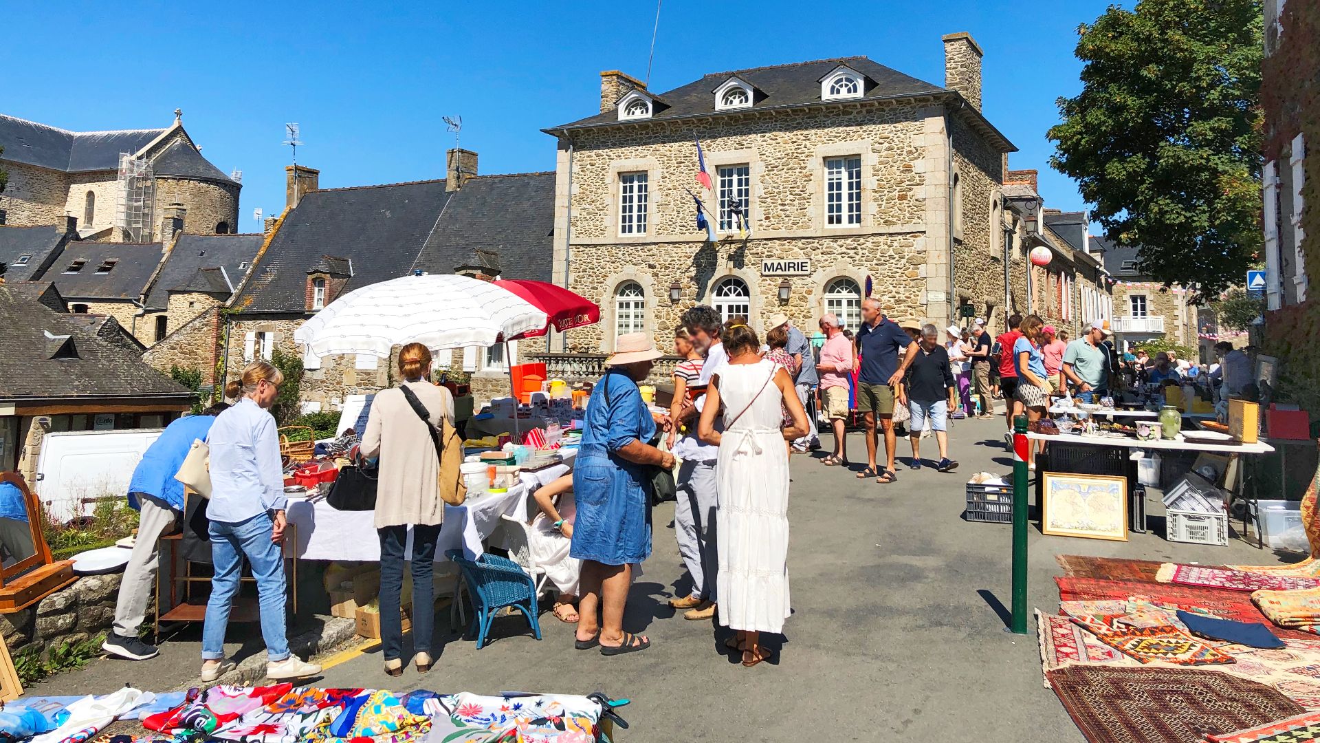 File:Saint-Briac-sur-Mer-vide-grenier-rue-de-la-Mairie-24-08-2025-byRundvald.jpg