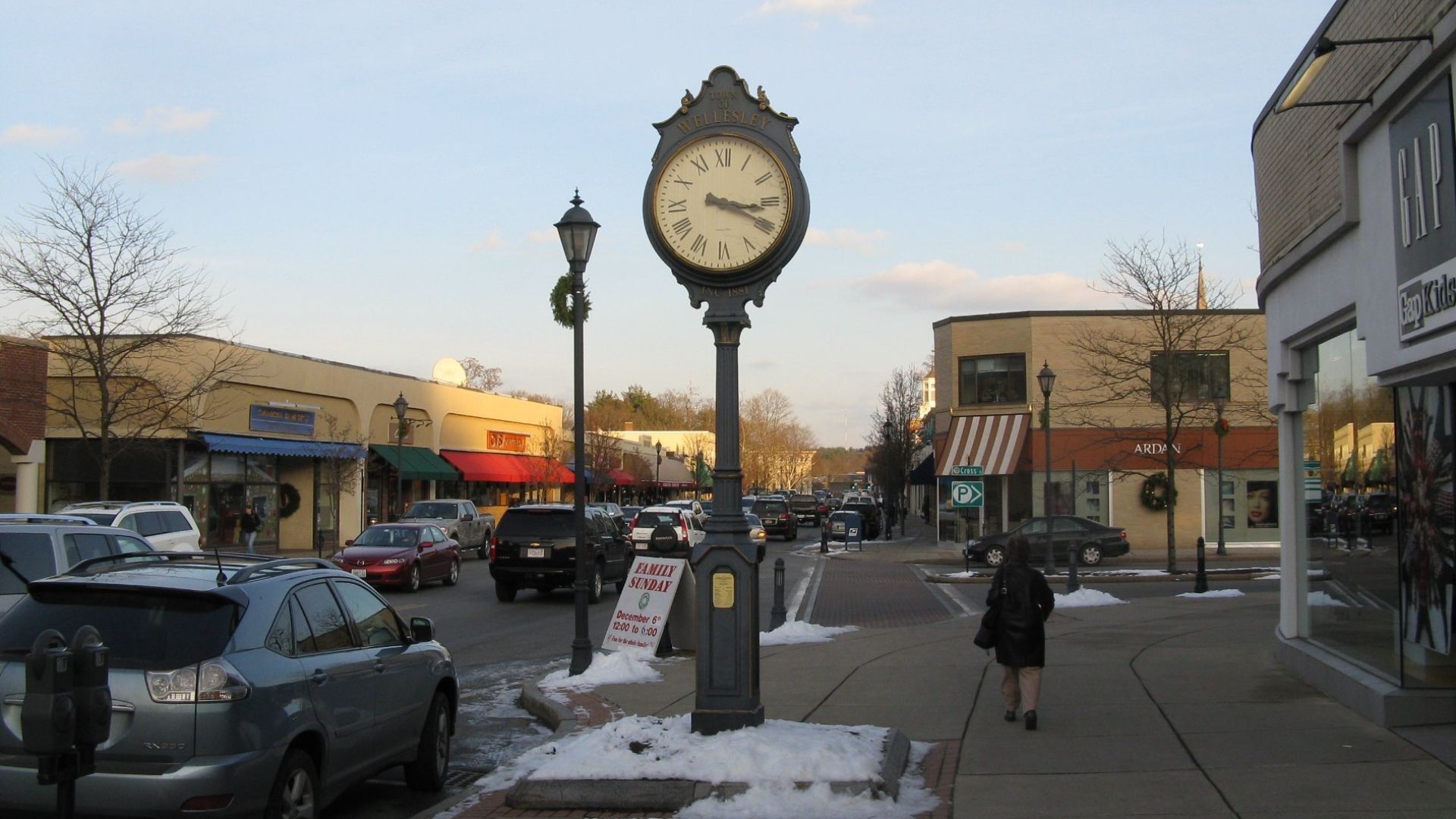 File:Wellesley Center, MA.jpg