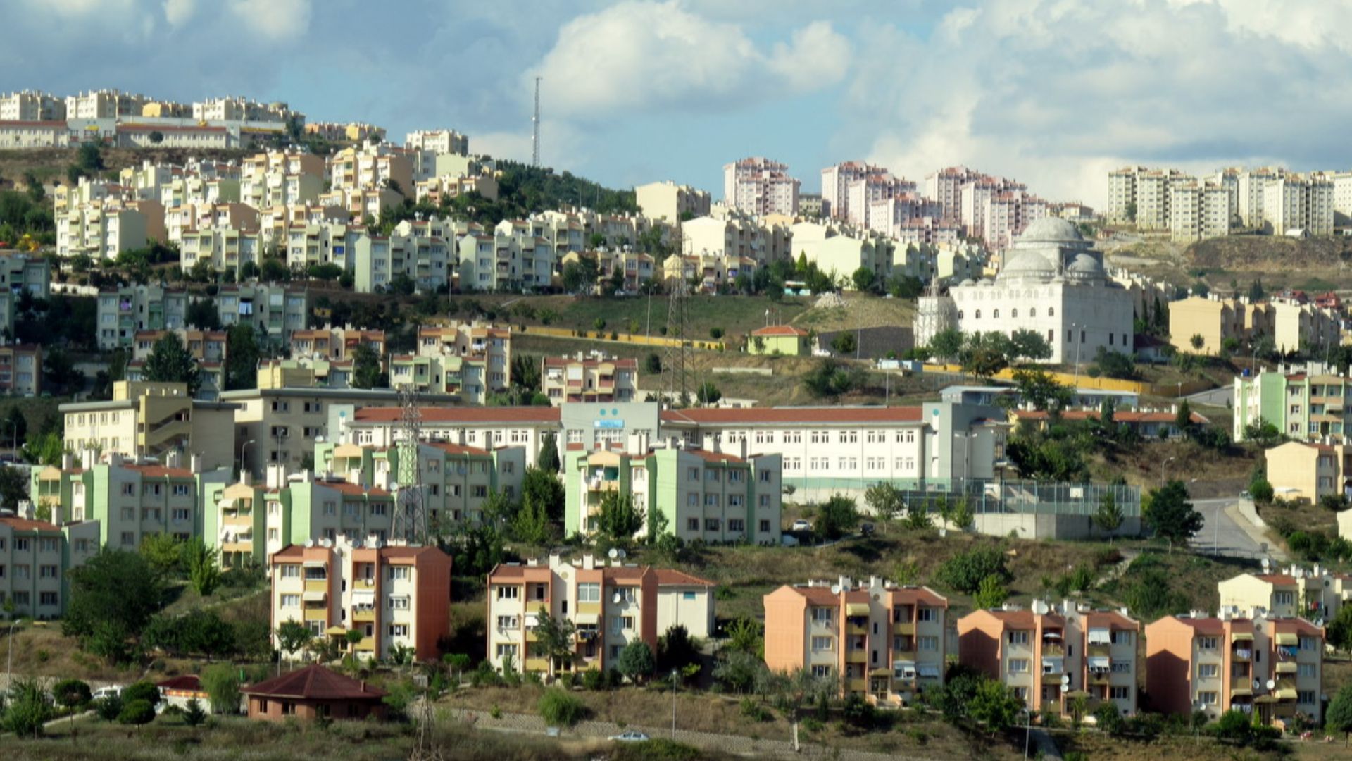 File:Suburbs of Istanbul (3809110597).jpg