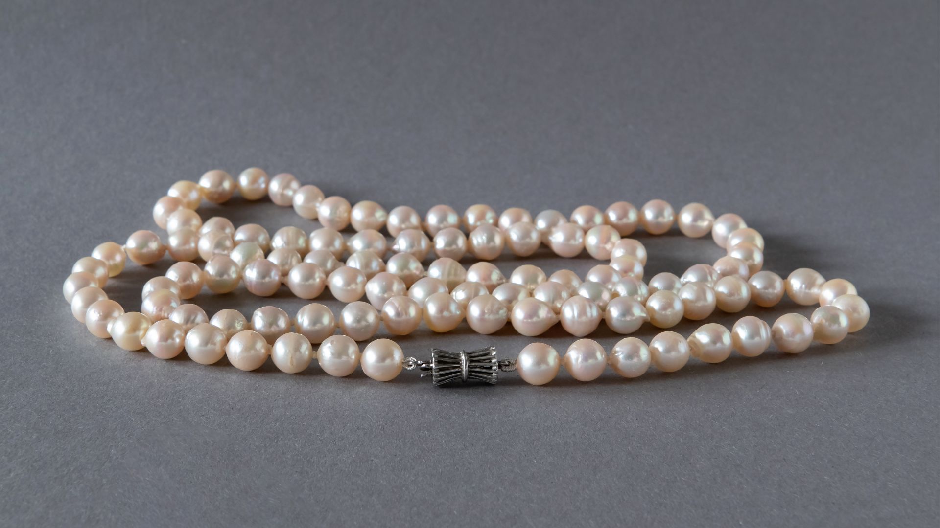 File:Long pearl necklace with cultured baroque saltwater pearls 1.jpg