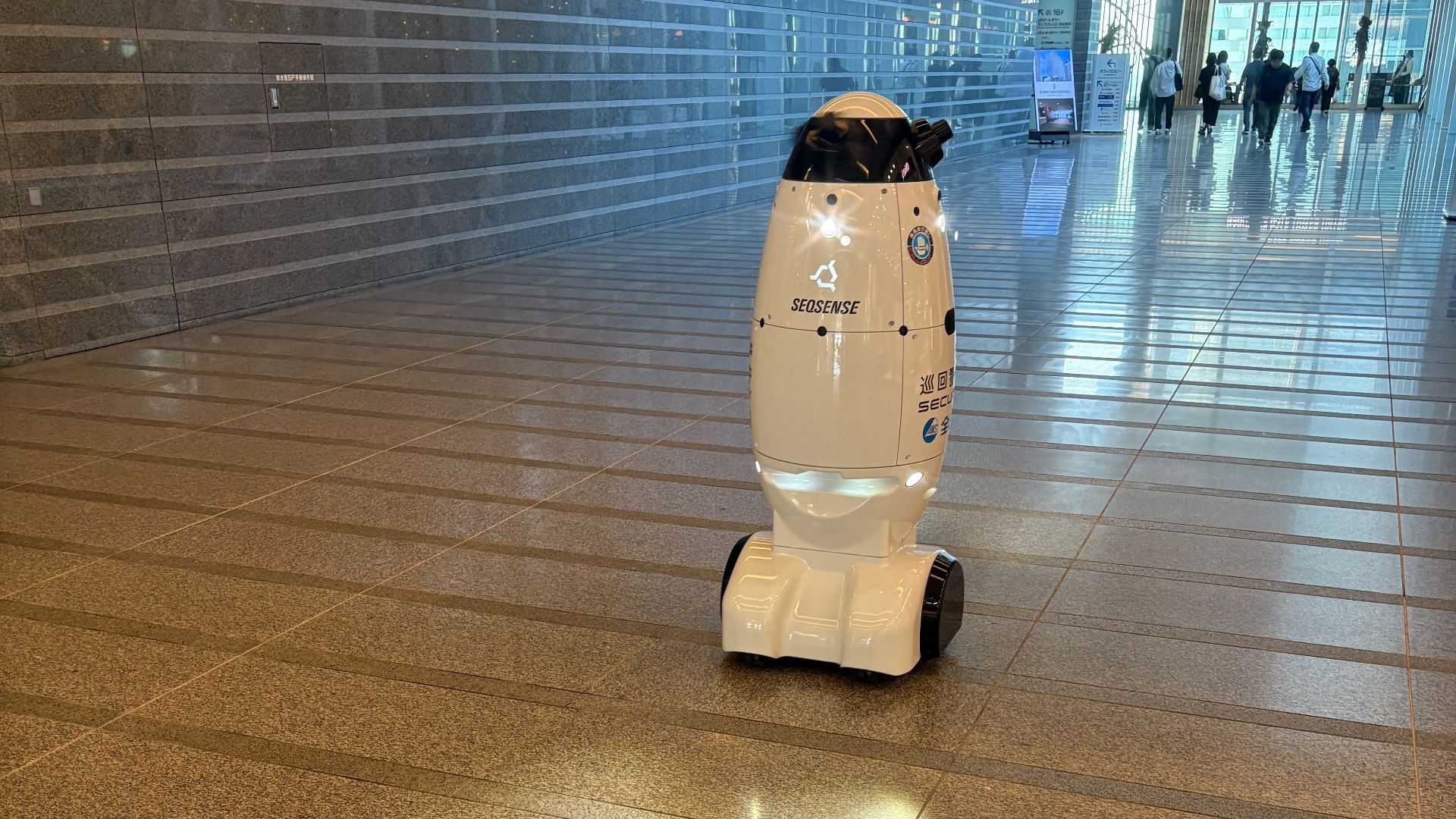 File:Security robot SQ-2 patrolling.jpg