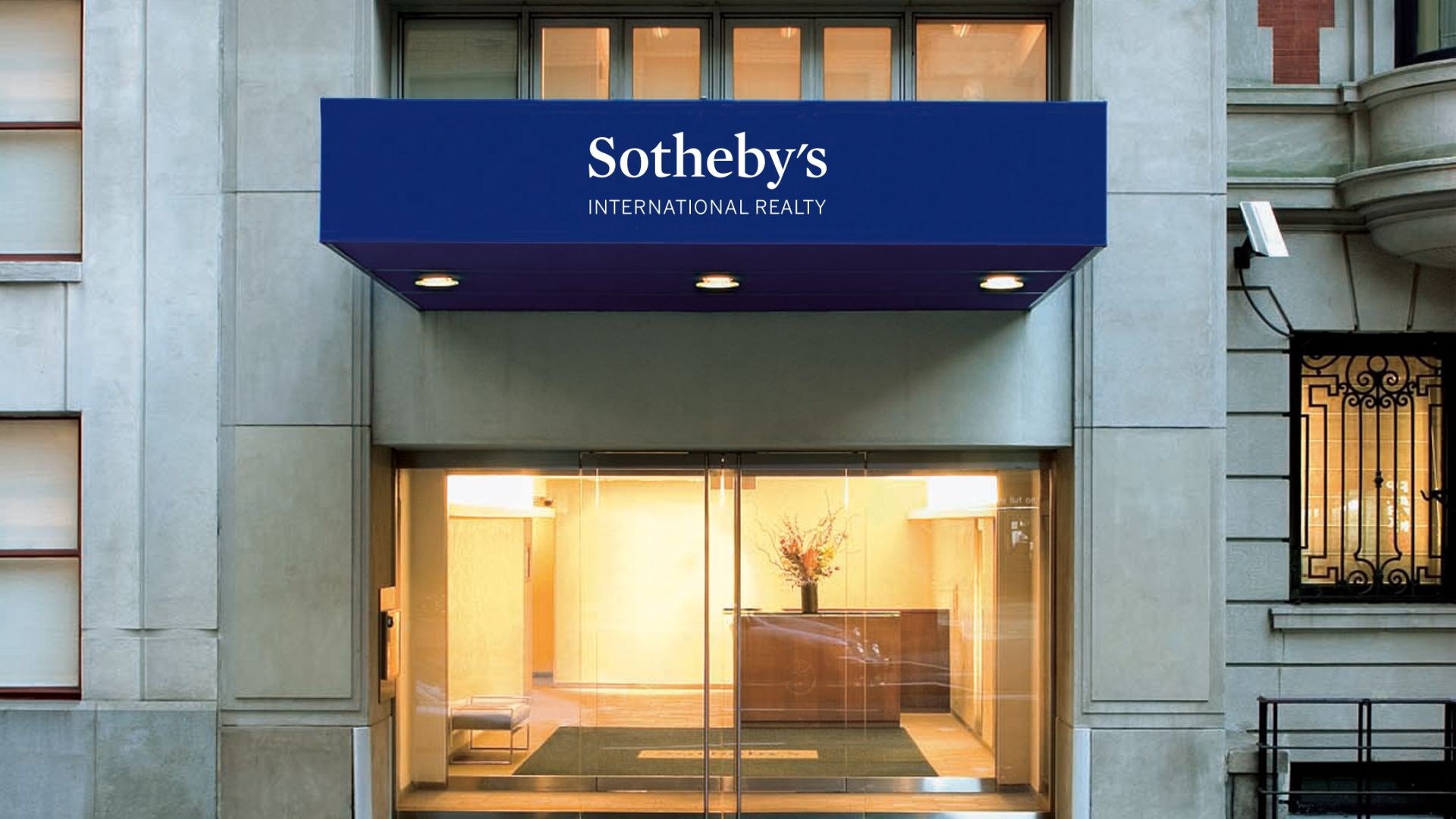 File:Sothebys ny-office color 2014-01-28.jpg