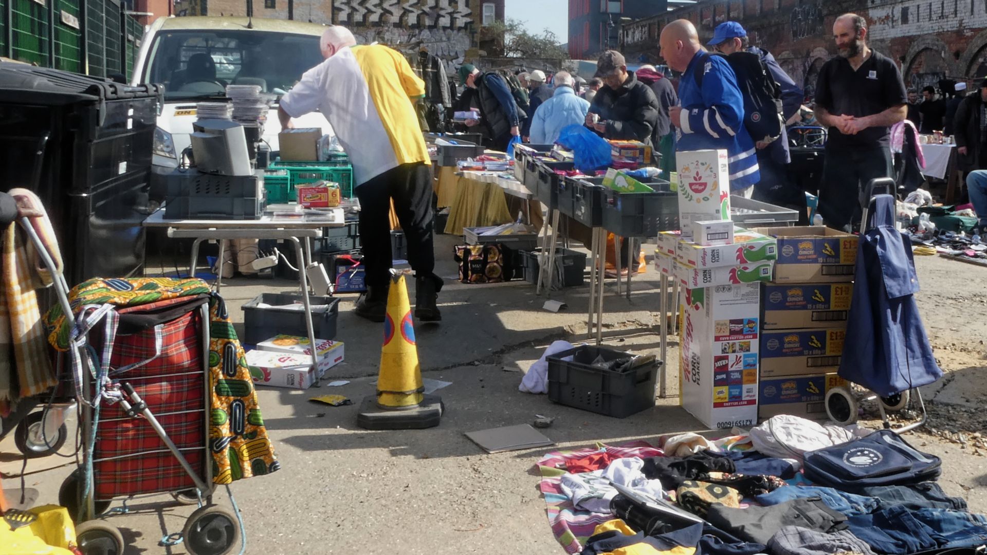 File:Sclater Street Yard market, Brick Lane Market London E1 b.jpg