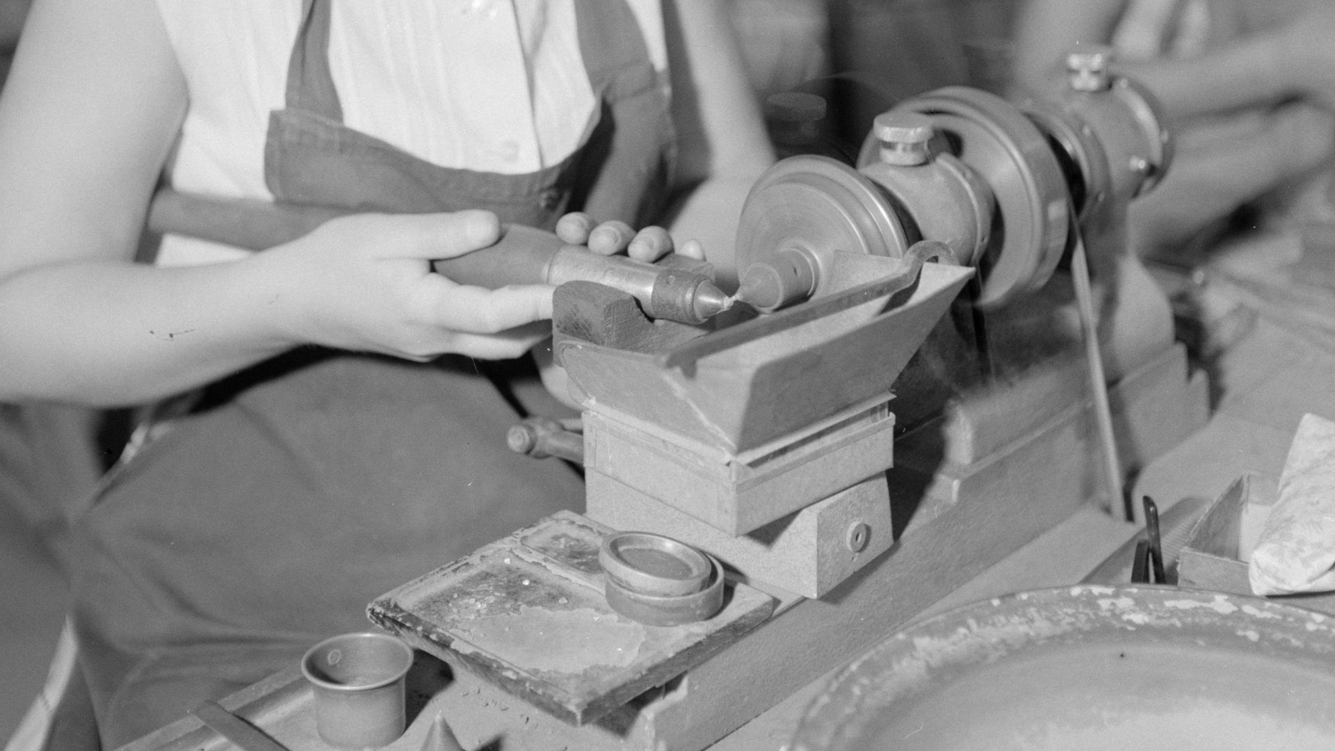 File:Diamantbewerksterers (diamantslijpsters) aan het werk in Natanya, Bestanddeelnr 255-4368.jpg