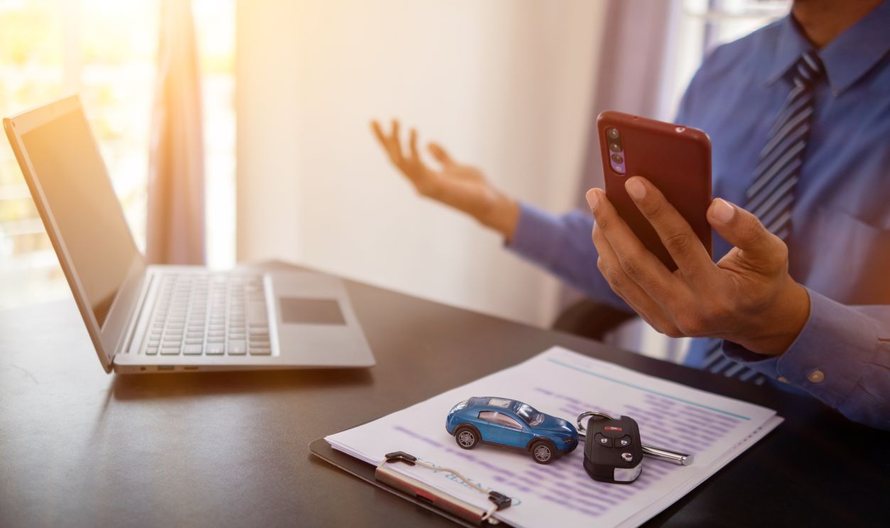Car dealers have used applications in mobile phones to calculate interest rates and monthly car payments for customers and can also use applications to notify when payments are due.