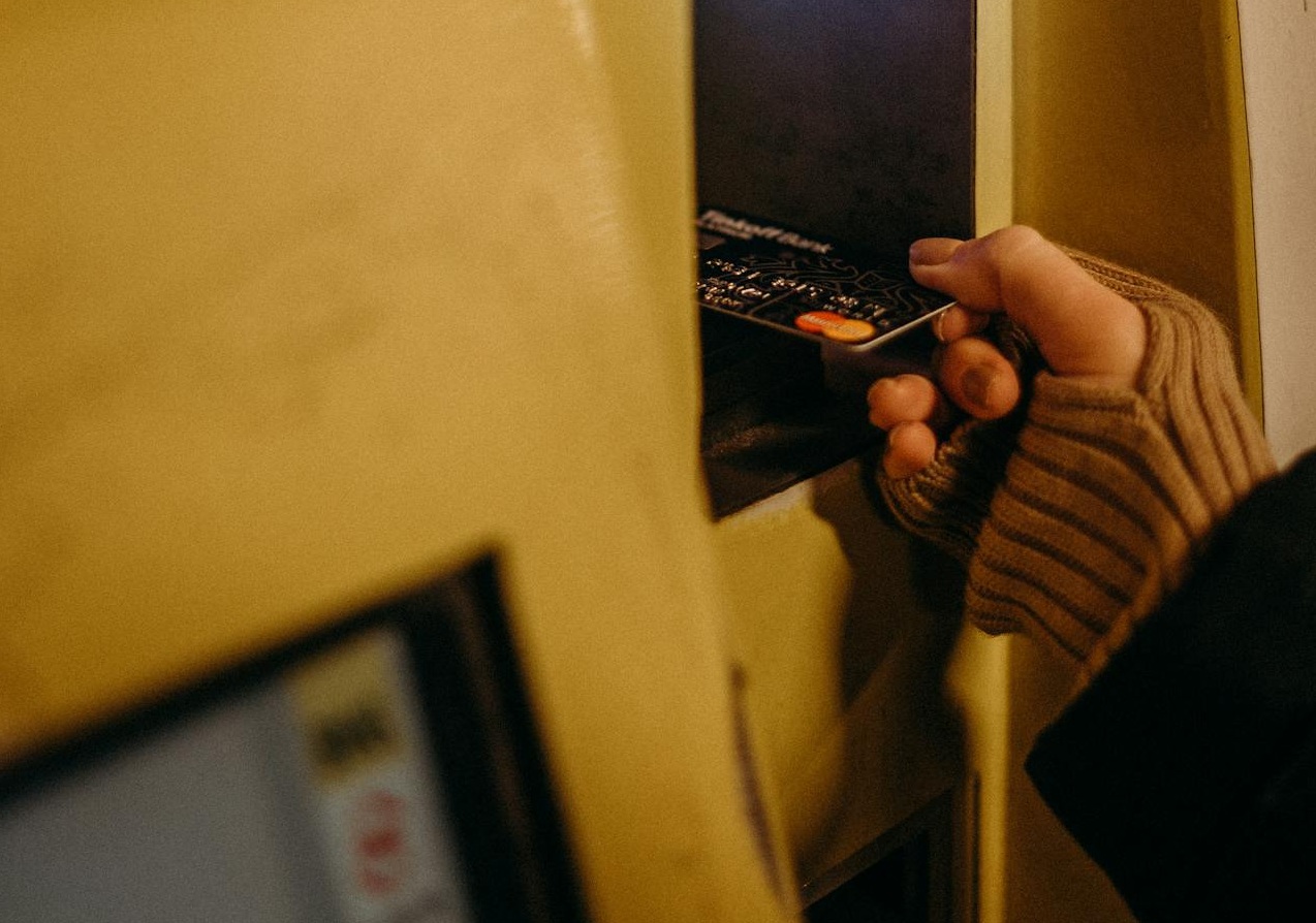Credit cardat cash ATM.
