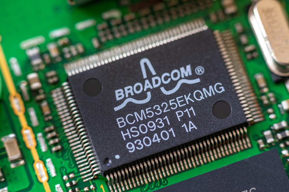 Close-up of a Broadcom BCM5325EKQMG ethernet controller.