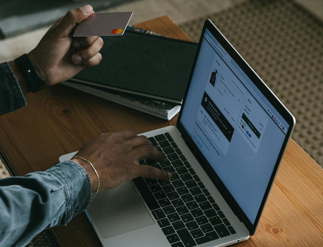 Person shopping Online