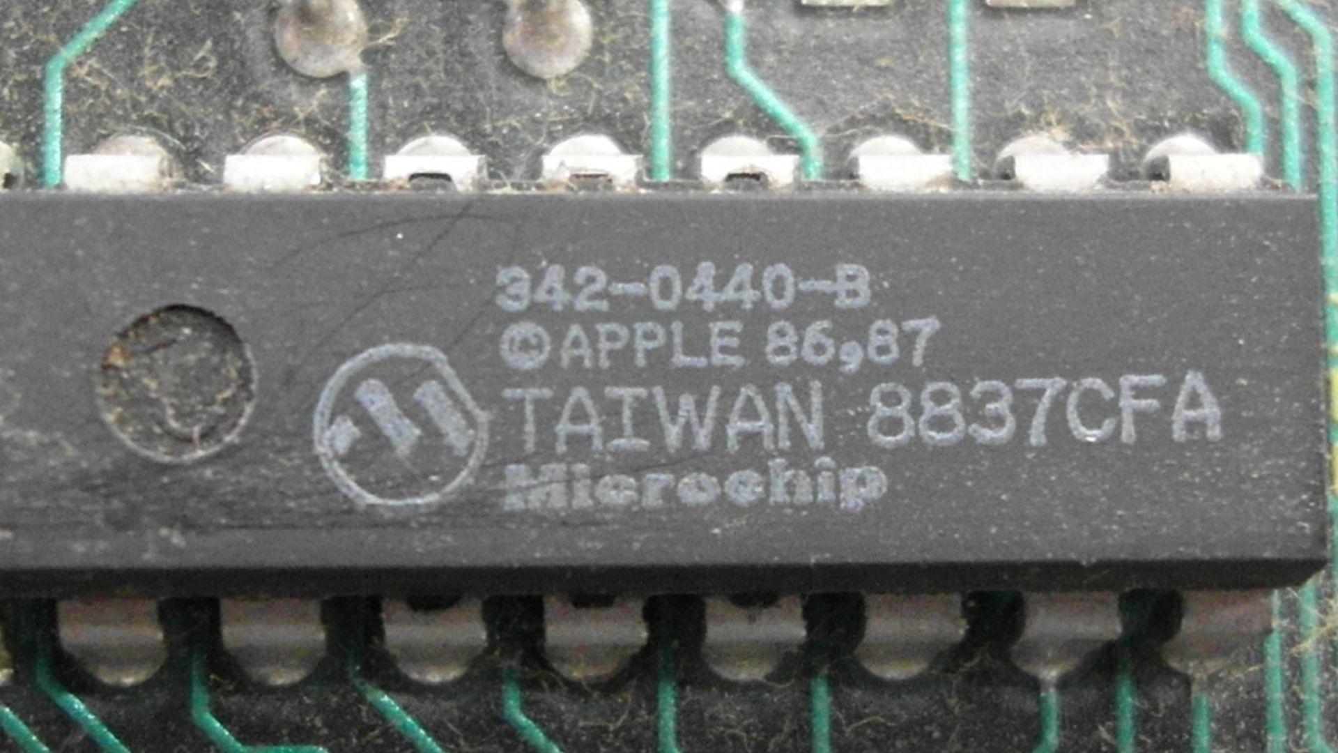 File:Apple Desktop Bus Microchip.jpg