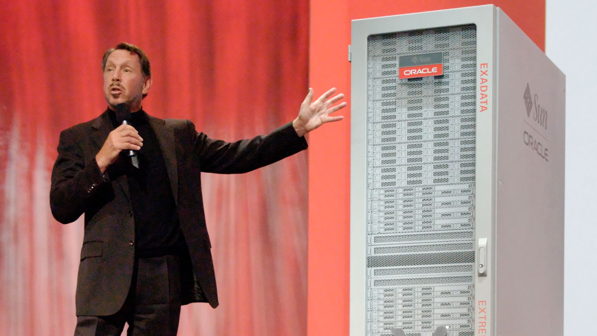 File:Larry Ellison and Exadata.jpg