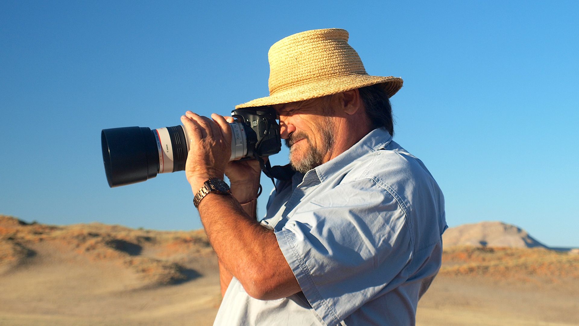 File:Fotograf mit Teleobjektiv.jpg