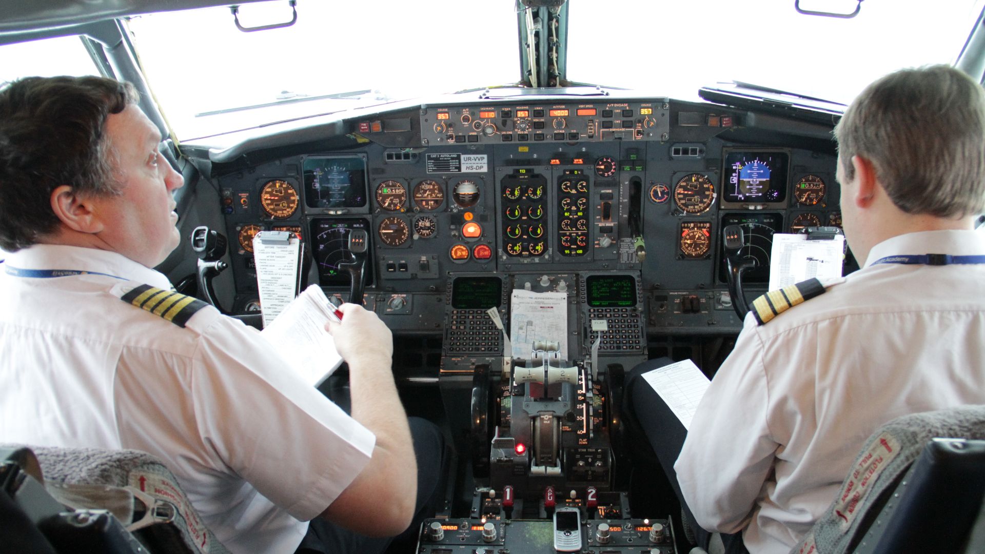 File:Aerosvit Boeing-737-400 UR-VVP pilot cabin.jpg