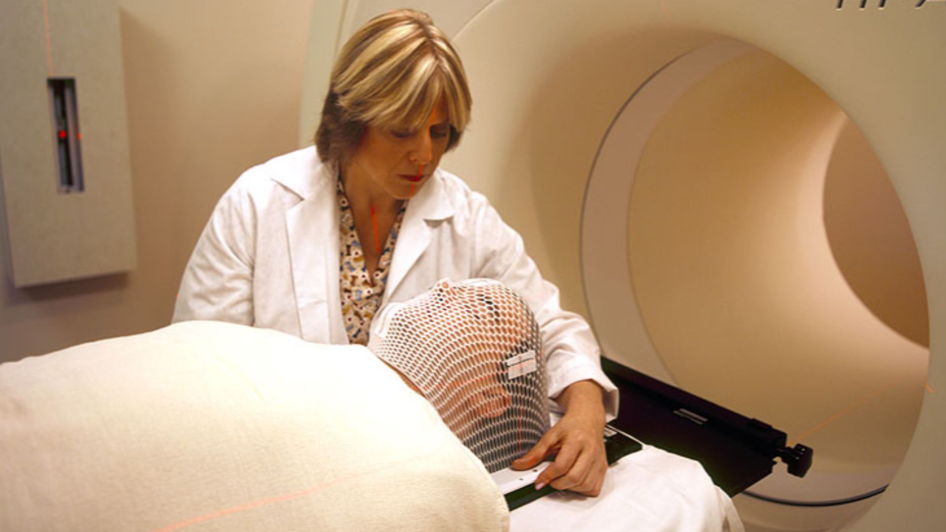 File:Tomotherapy nci-vol-4478-300.jpg