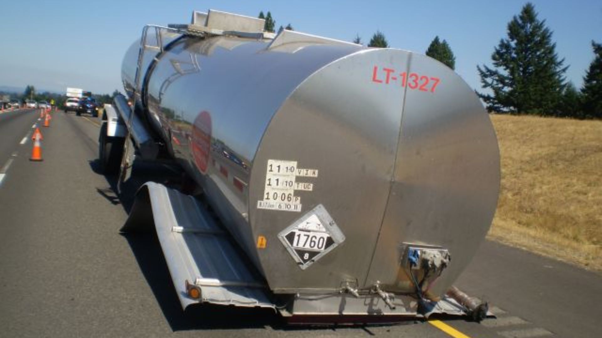 File:HAZMAT Tanker Trailer Separated from its Tractor.jpg