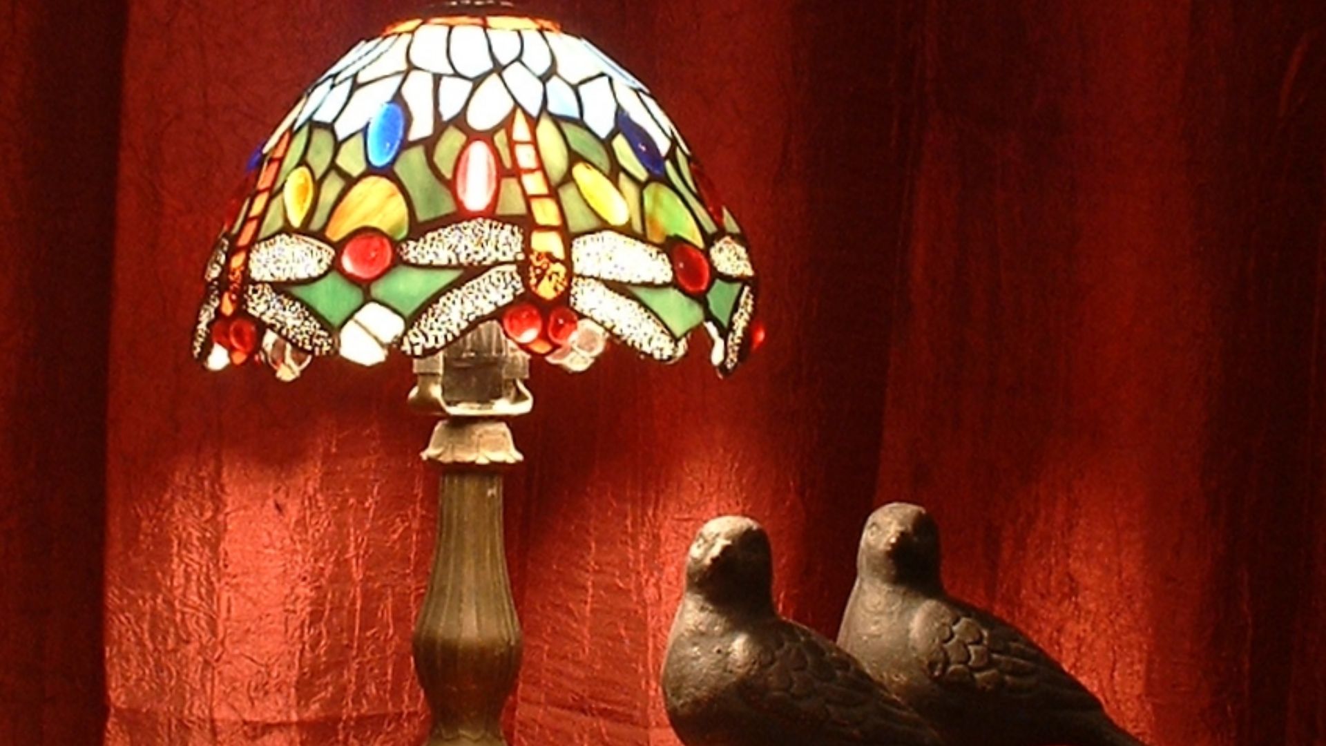 File:Tiffany dragonfly lamp with pigeon sculptures.jpg