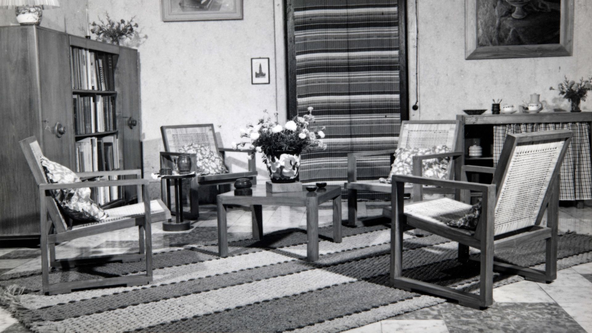 File:Collectie NMvWereldculturen, TM-60042252, Foto- Zit ameublement, 1945-1950.jpg