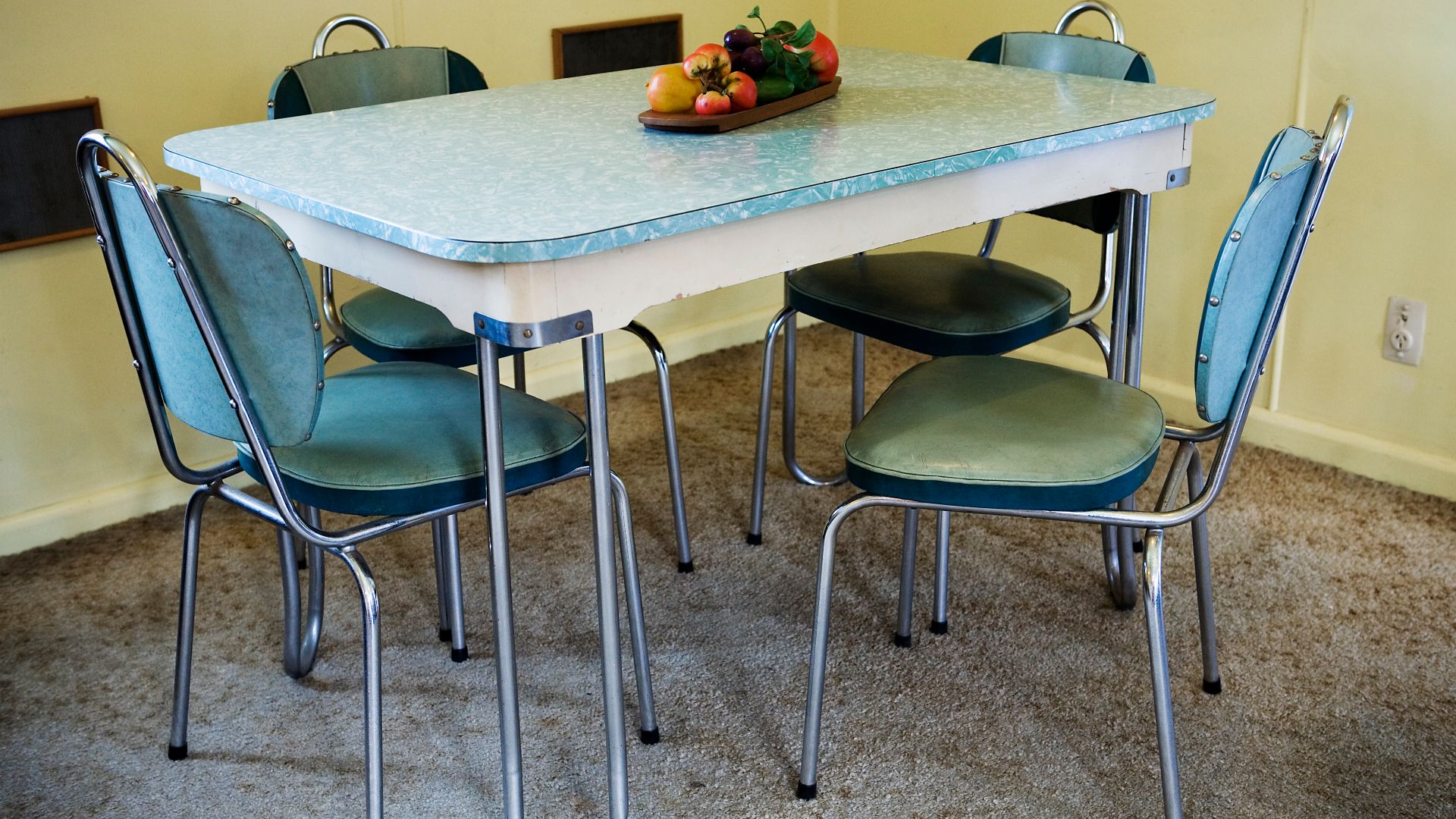 File:A modern dinner set, table and chairs in a beach house, Auckland - 1028.jpg
