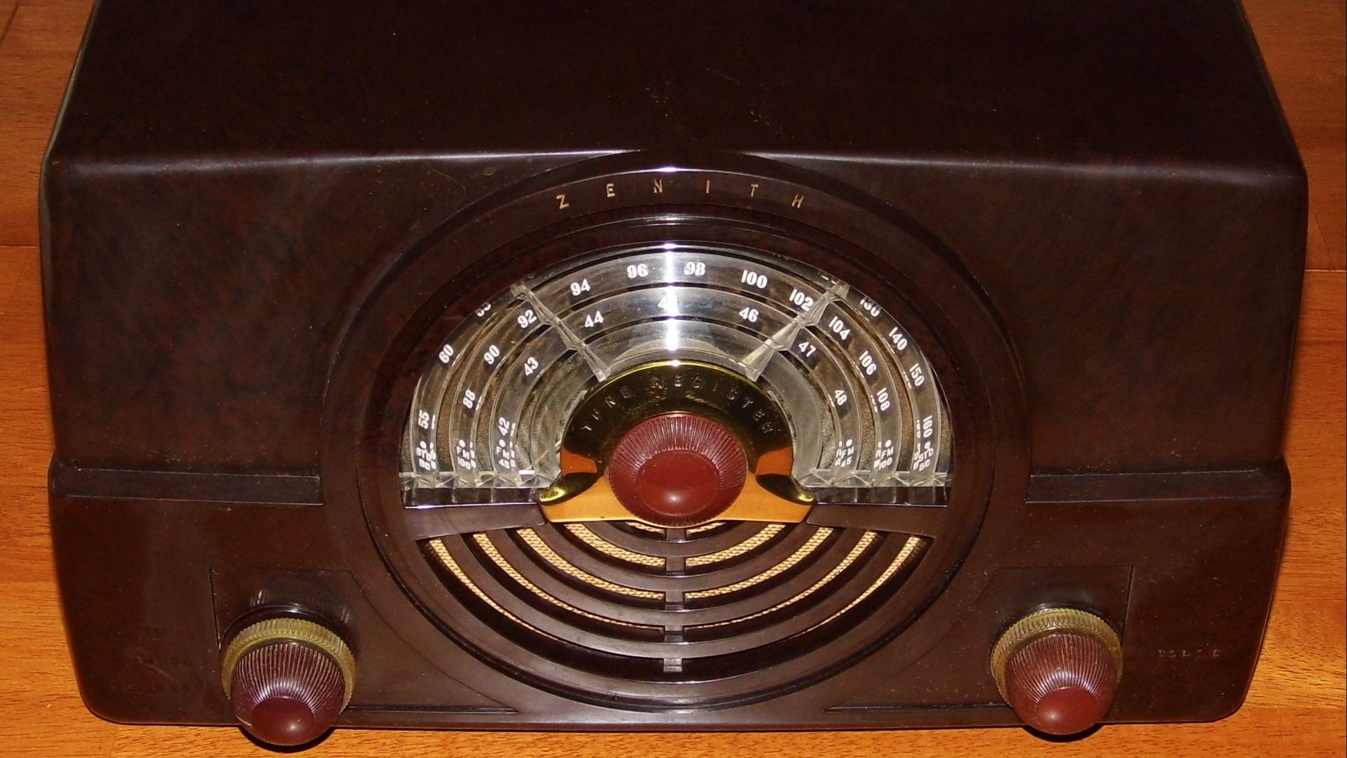 File:Vintage Zenith Bakelite Tube Table Radio, Model 7H820, AM-Dual Band FM, Circa 1948 (14659527219).jpg