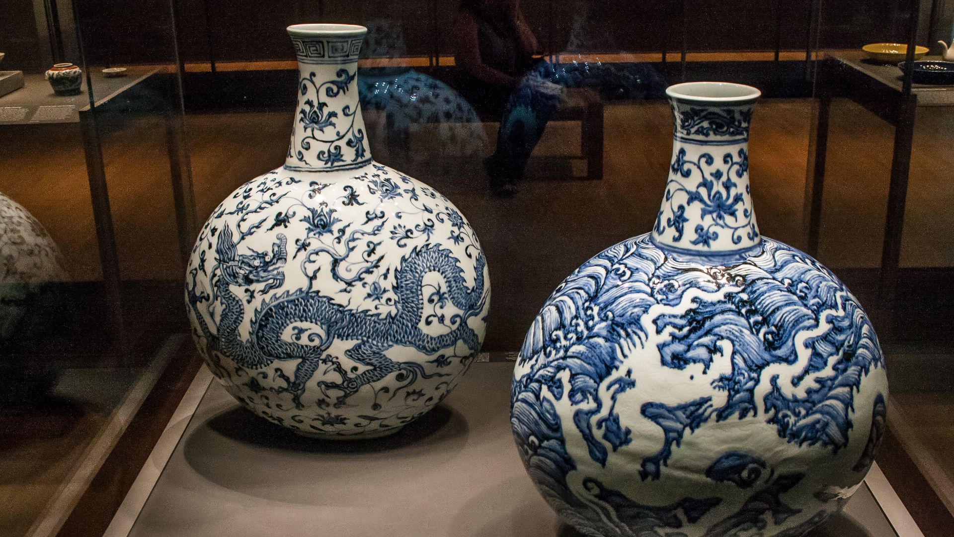 File:Two flasks with dragons.jpg