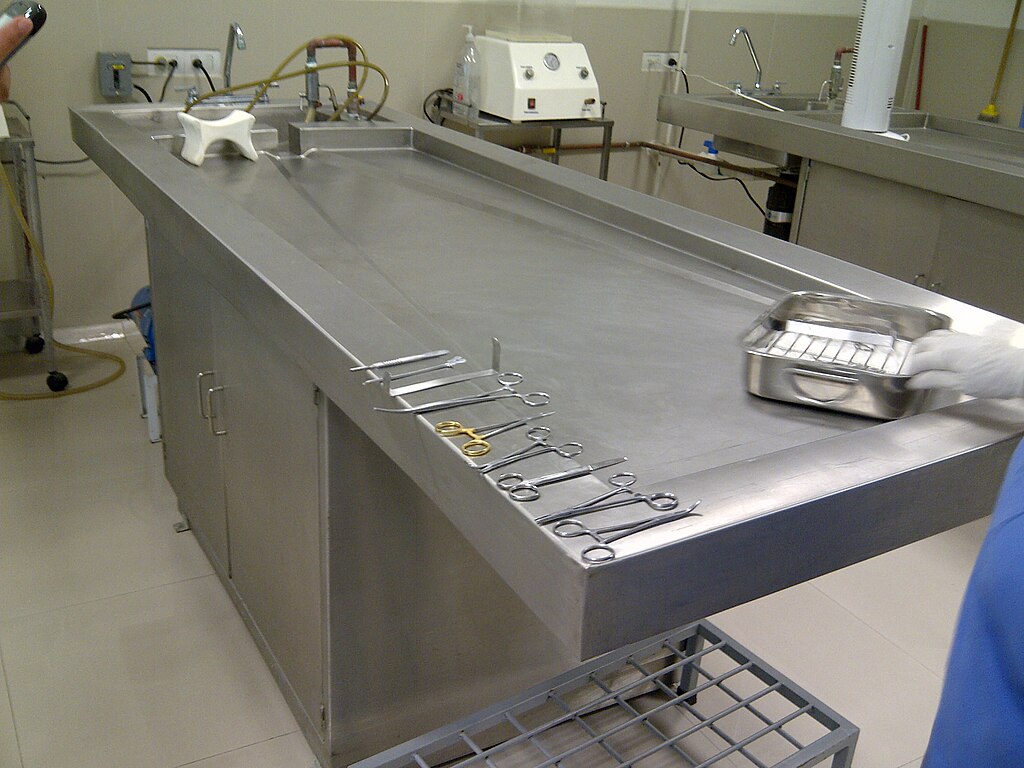 Embalming procedure table
