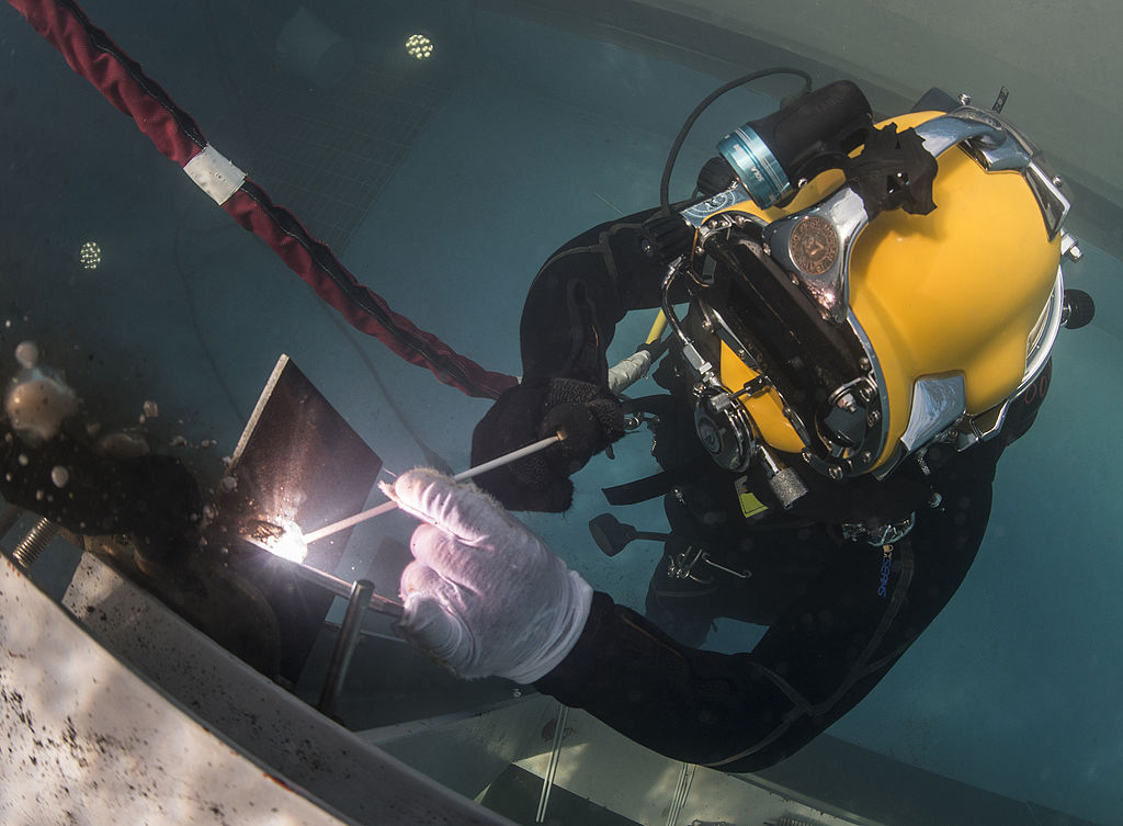 Sailor Performs An Underwater Fillet Weld In A Training Pool At The Rok Engineering School.