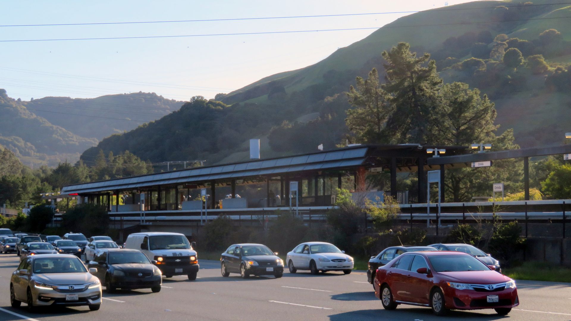 File:Orinda station and CA-24 eastound traffic, March 2018.JPG
