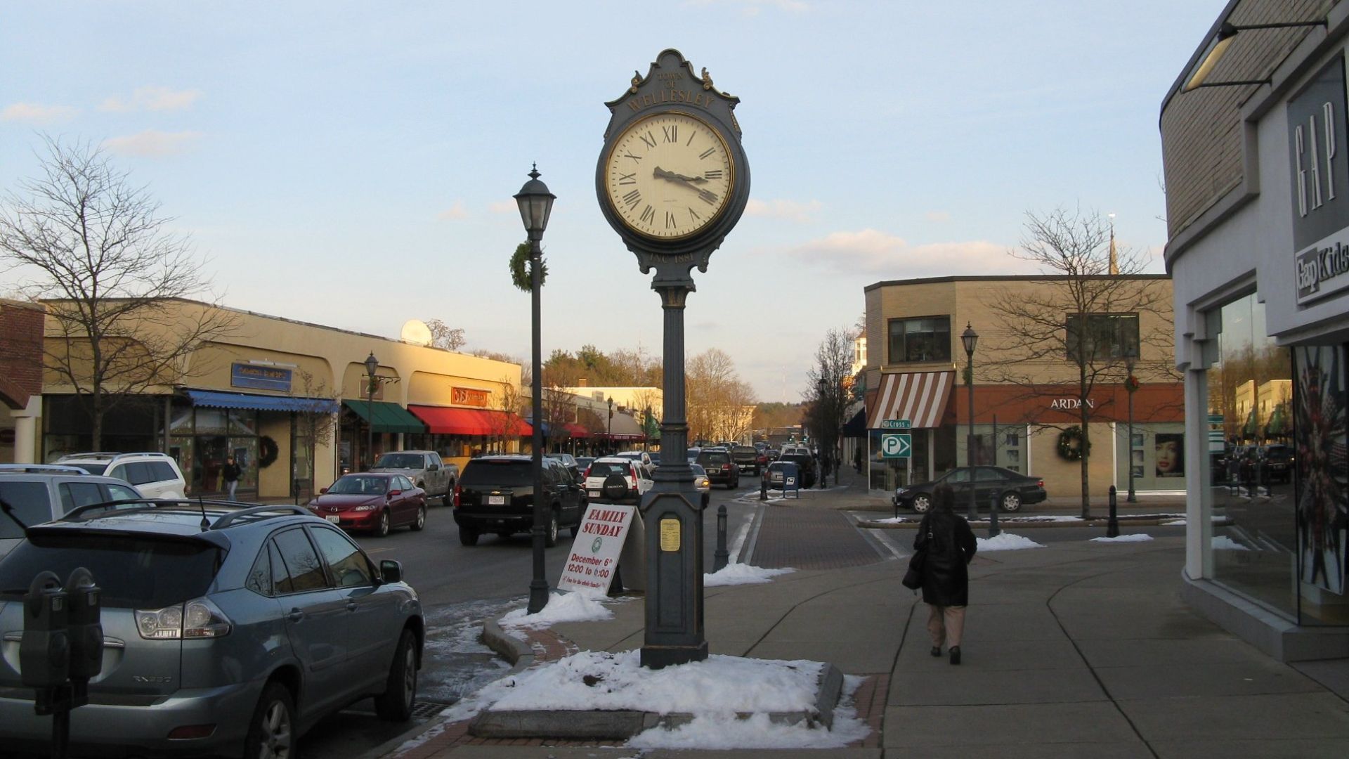 File:Wellesley Center, MA.jpg