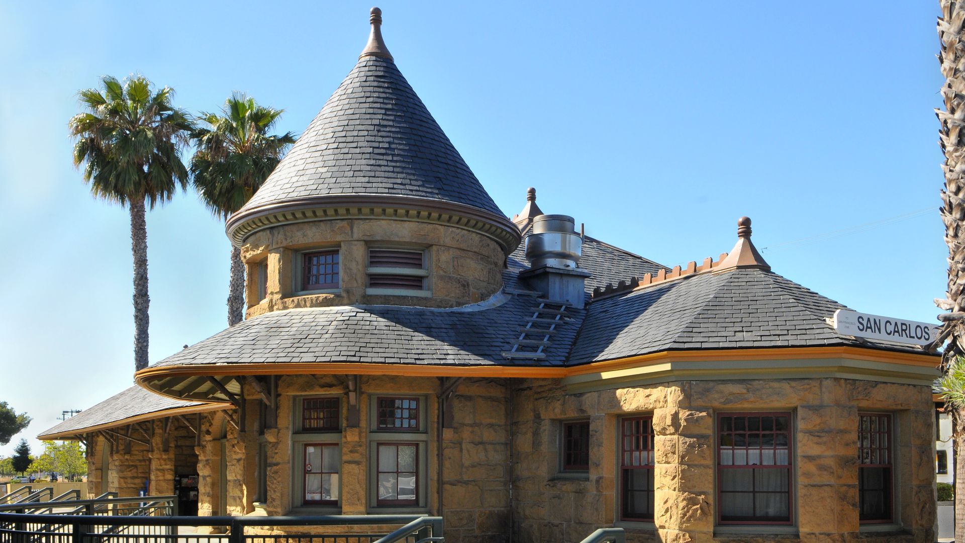 File:Train Station 1 DBW 0204.jpg