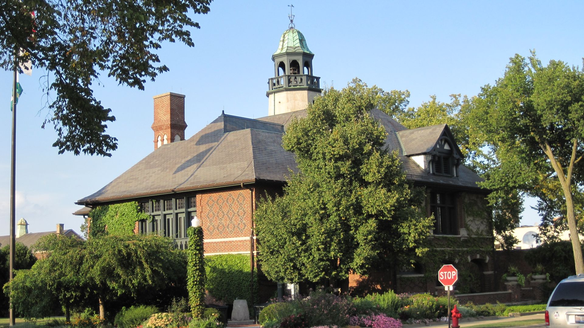 File:Lake Forest City Hall (8718226872).jpg