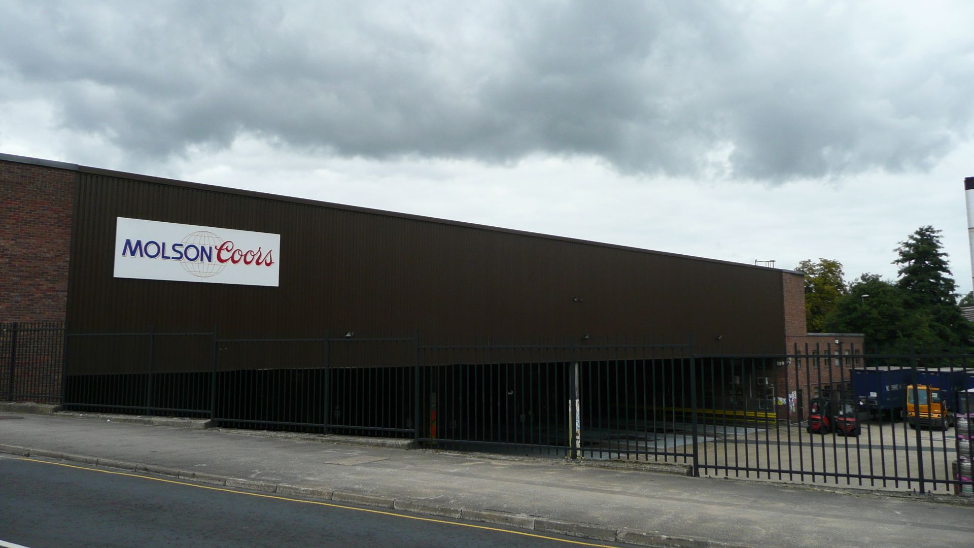 File:Molson Coors Brewery from the south in Alton, Hampshire, England 3.jpg
