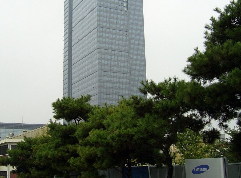 The image shows the corporate headquarters or office building of Samsung Company