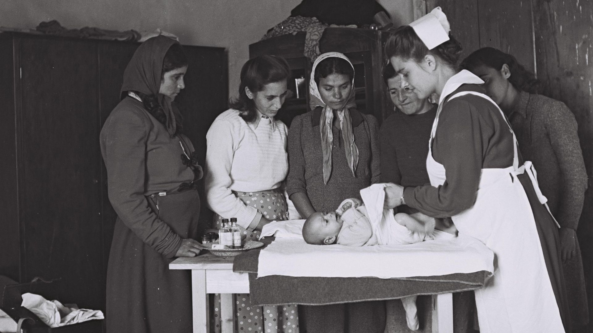 File:Flickr - Government Press Office (GPO) - A nurse in Yehud demonstrating to young immigrant mothers how to diaper their babies.jpg