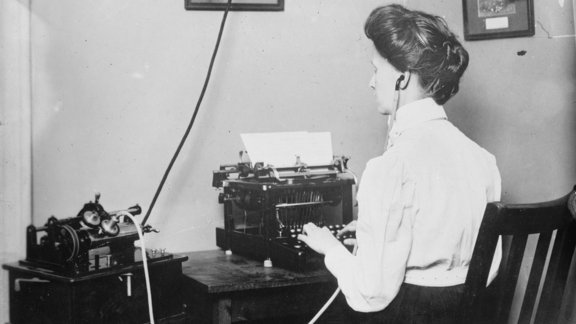 File:Blind stenographer from the Overbrook School for the Blind using a dictaphone.jpg