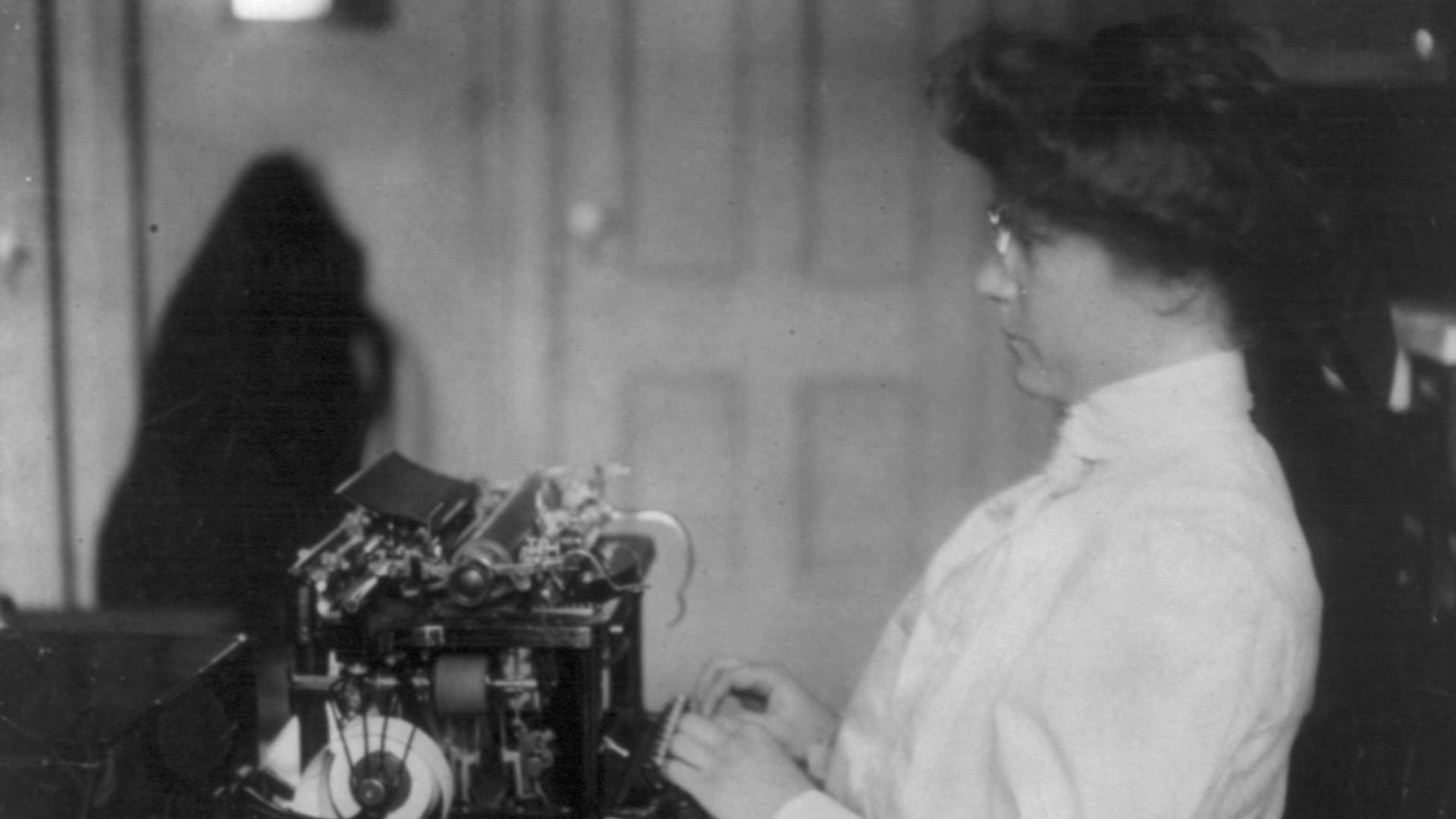 File:Woman typist LCCN2013647253.jpg