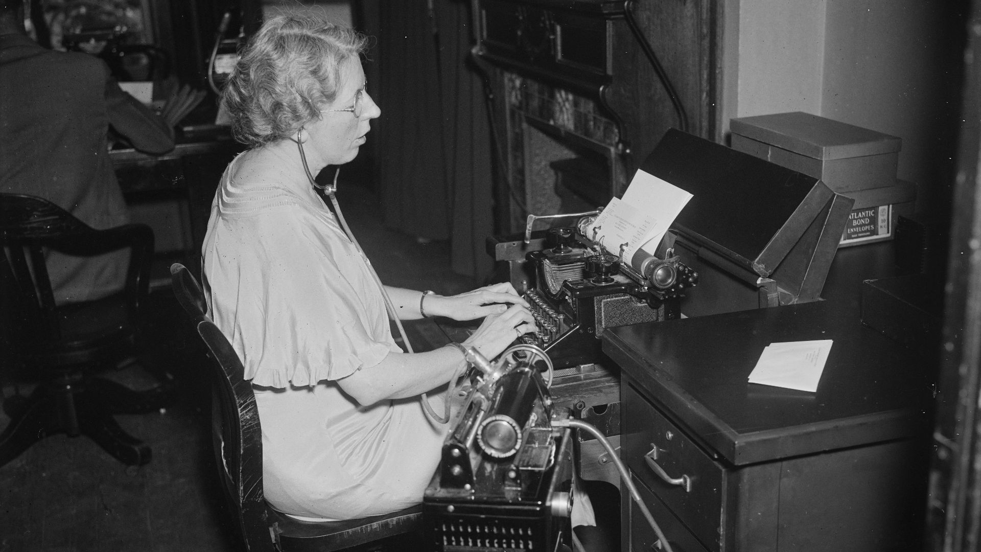 File:Blind typist, Miss Cora Filton LCCN2016878328.jpg