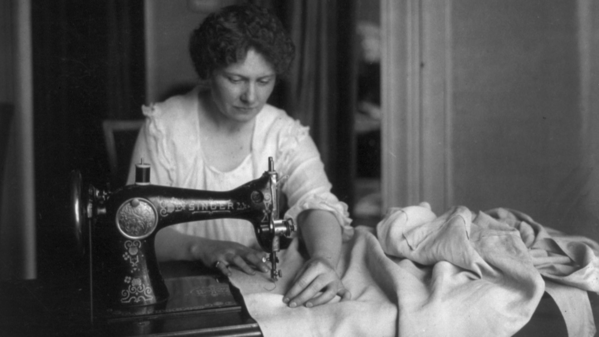 File:Woman sewing with a Singer sewing machine.png