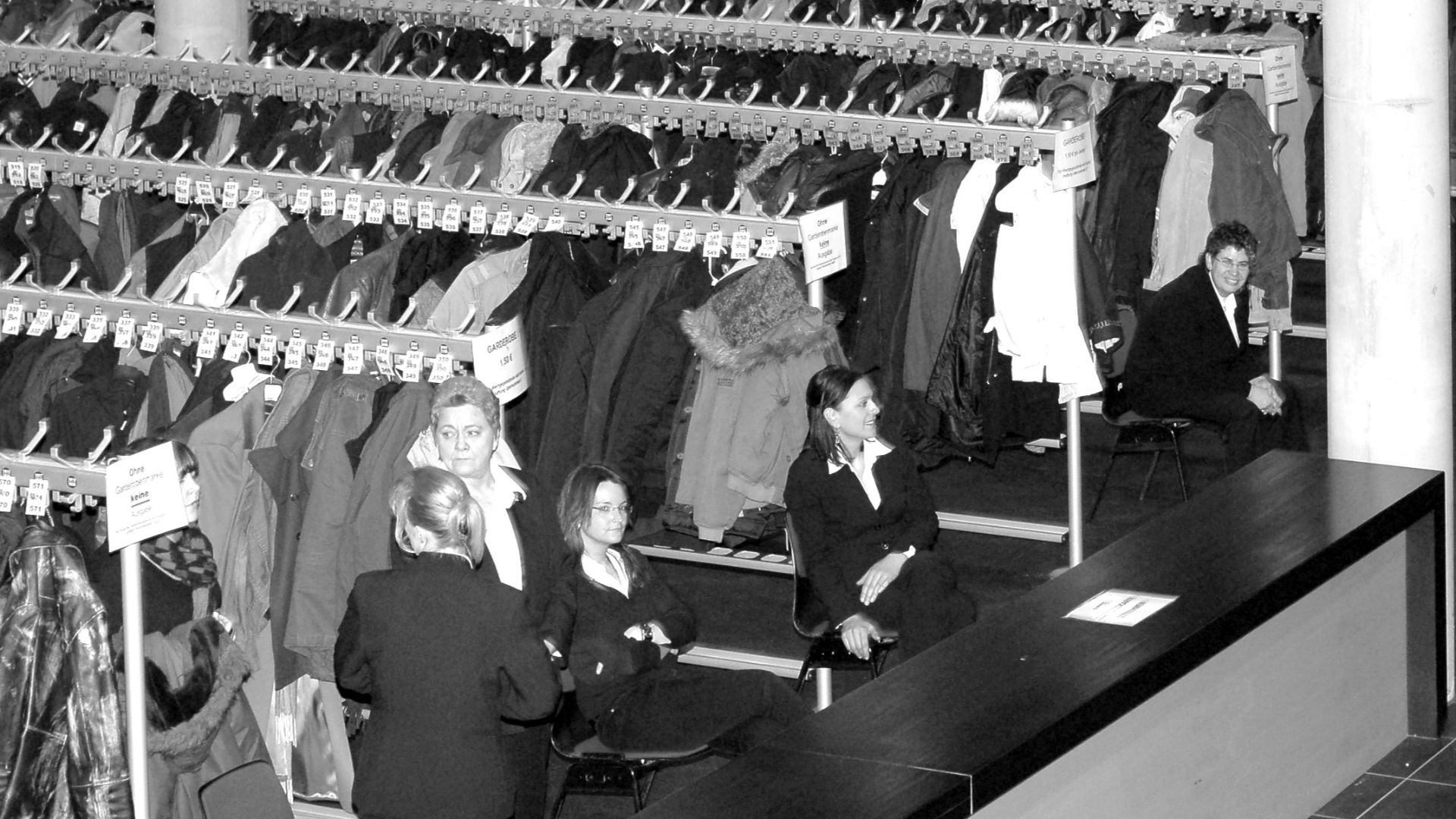 File:Garderobe 01.jpg