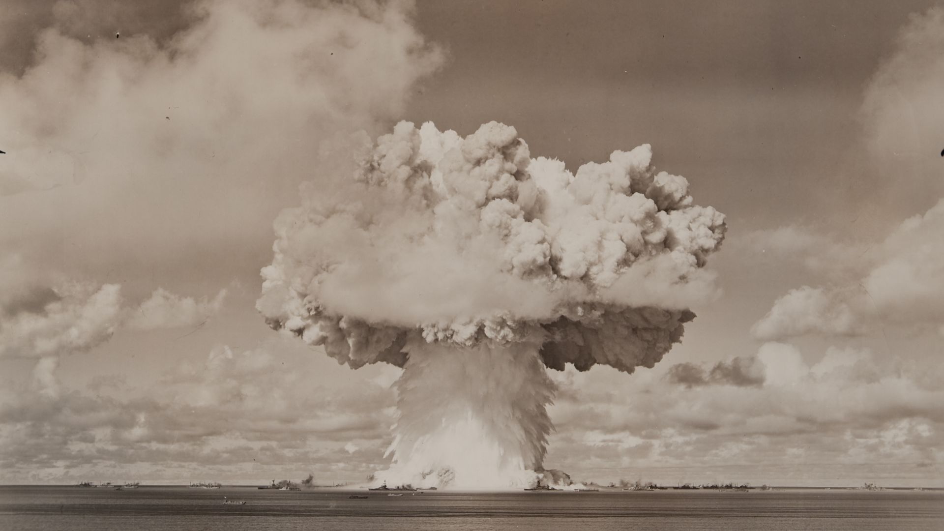 File:Atomic bomb blast at Bikini Island (8136376367).jpg