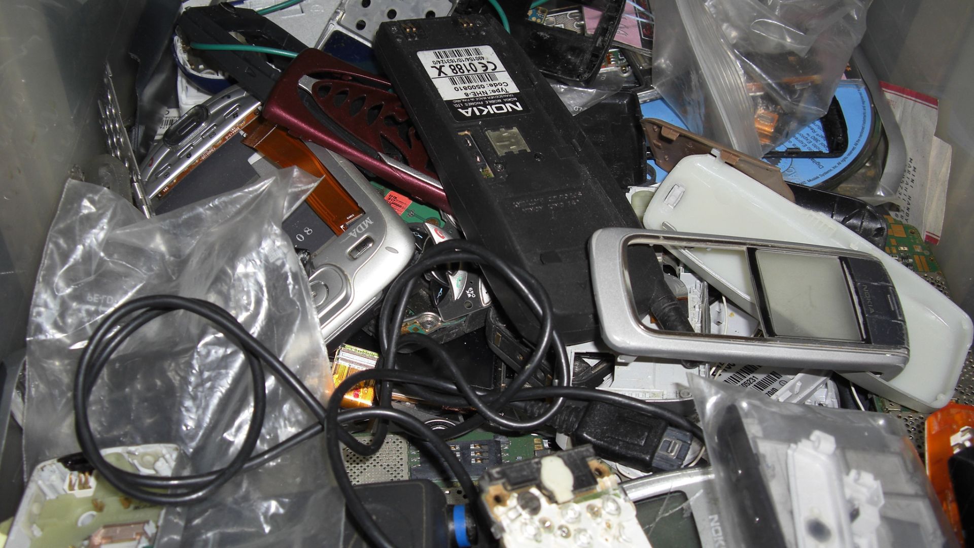 File:Handy schrott mobile phone scrap.jpg