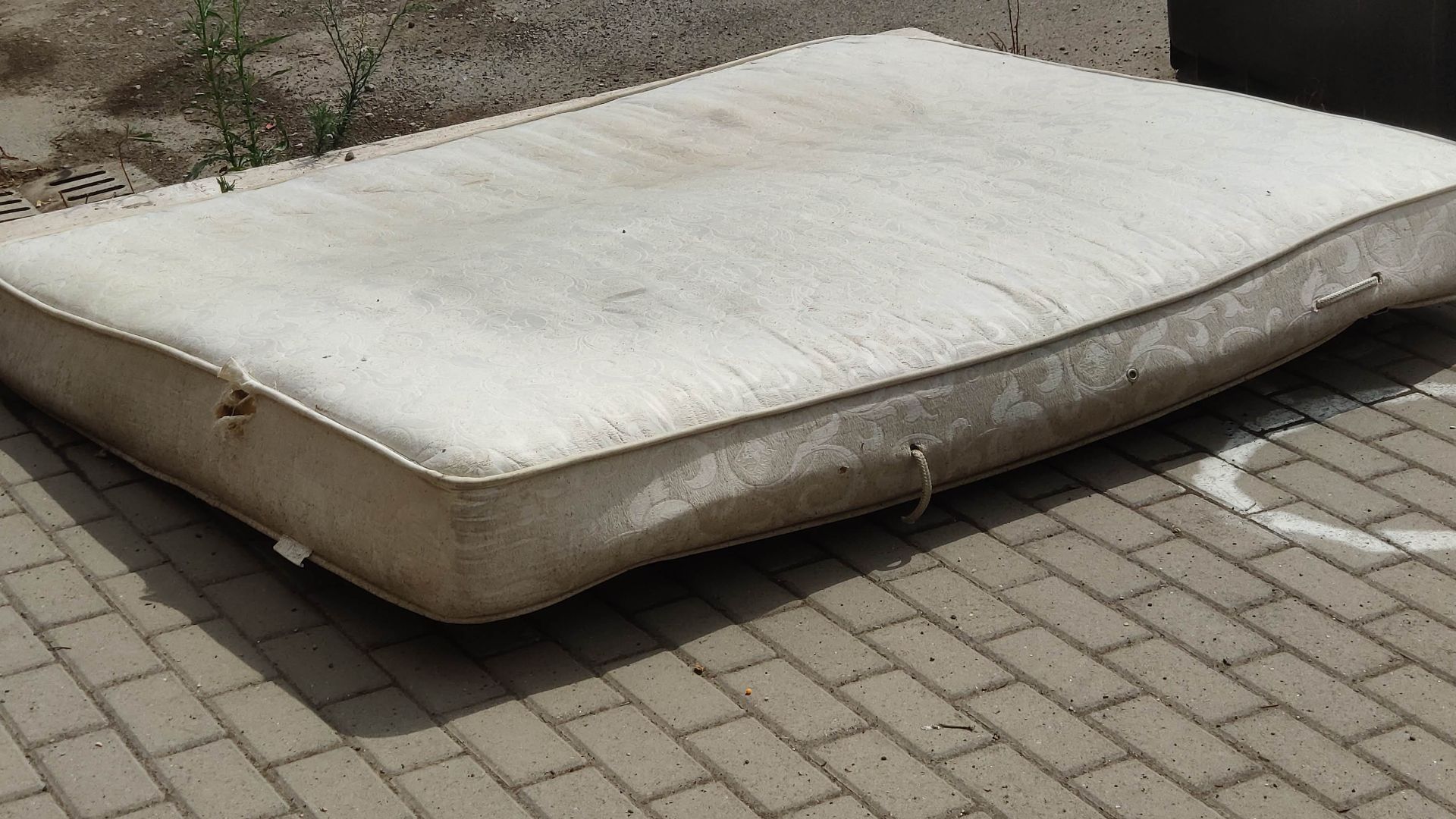 File:Abandoned mattress in Ostia.jpg
