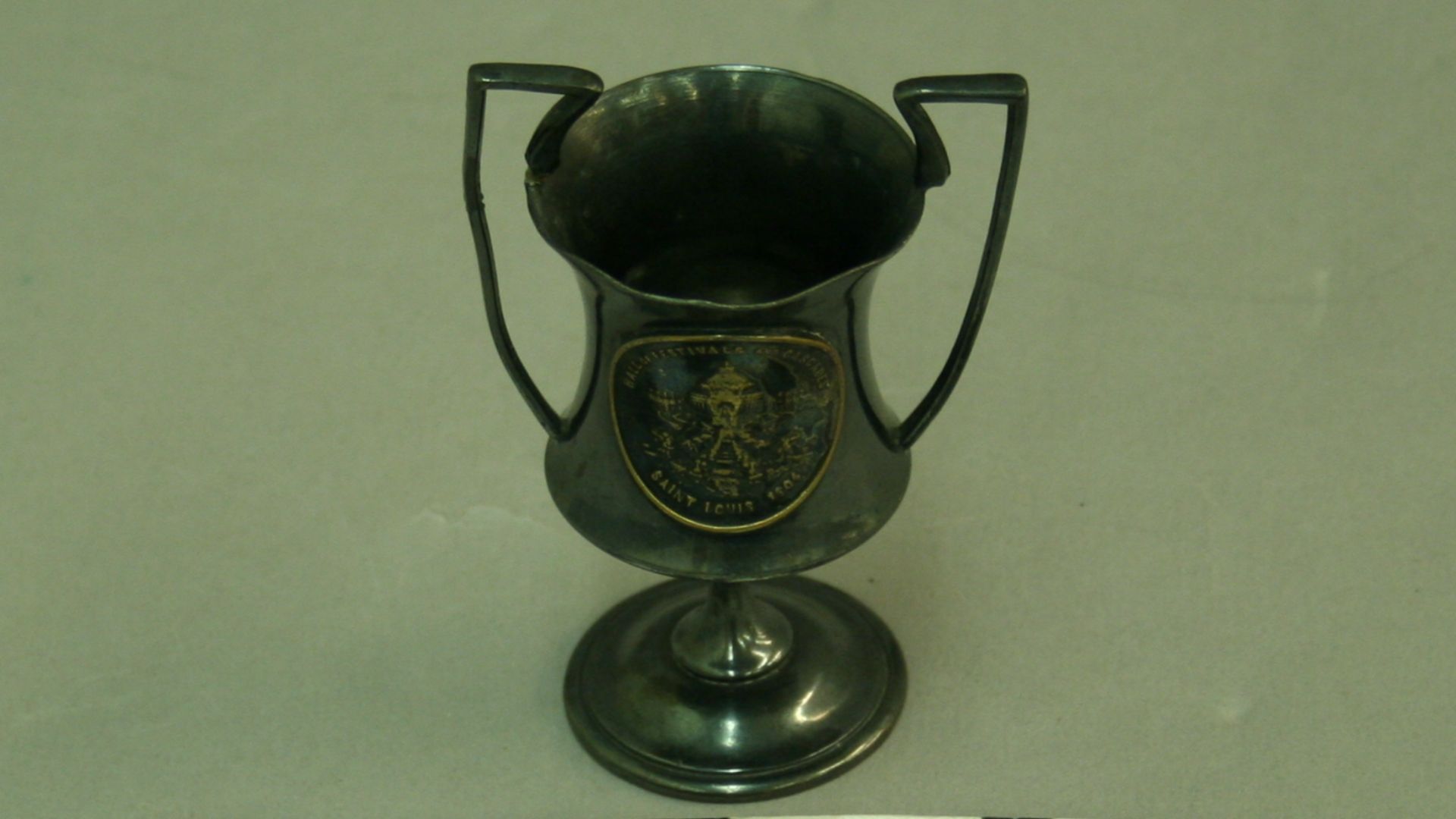 File:Small metal Trophy With Raised Image of Festival Hall and Cascades.jpg