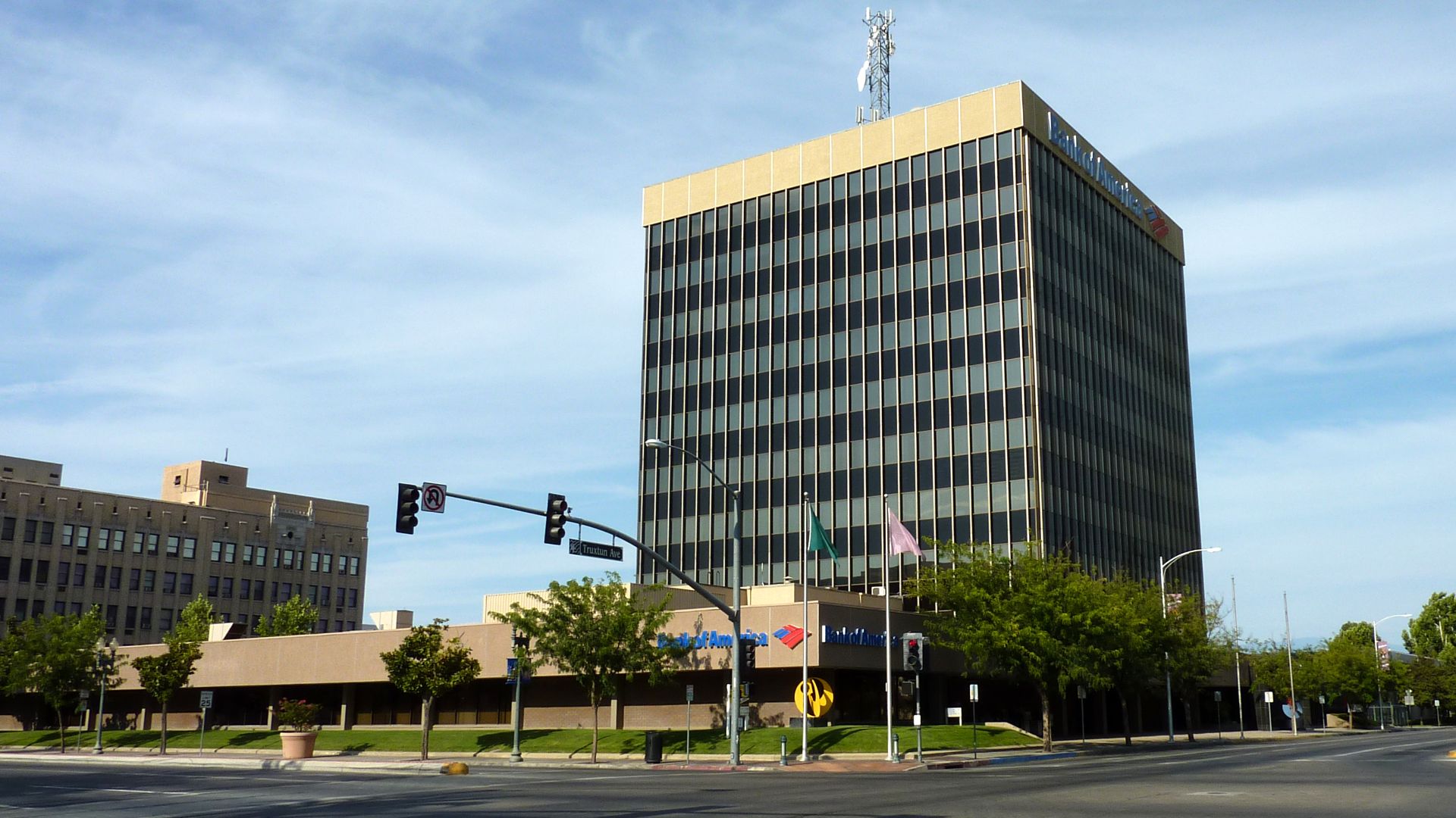 File:2009-0726-CA-Bakersfield-TruxtonTower.jpg