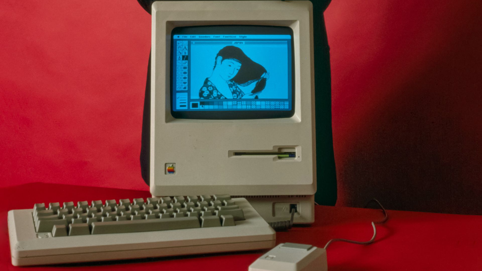 File:Steve Jobs and Macintosh computer, January 1984, by Bernard Gotfryd - edited.jpg