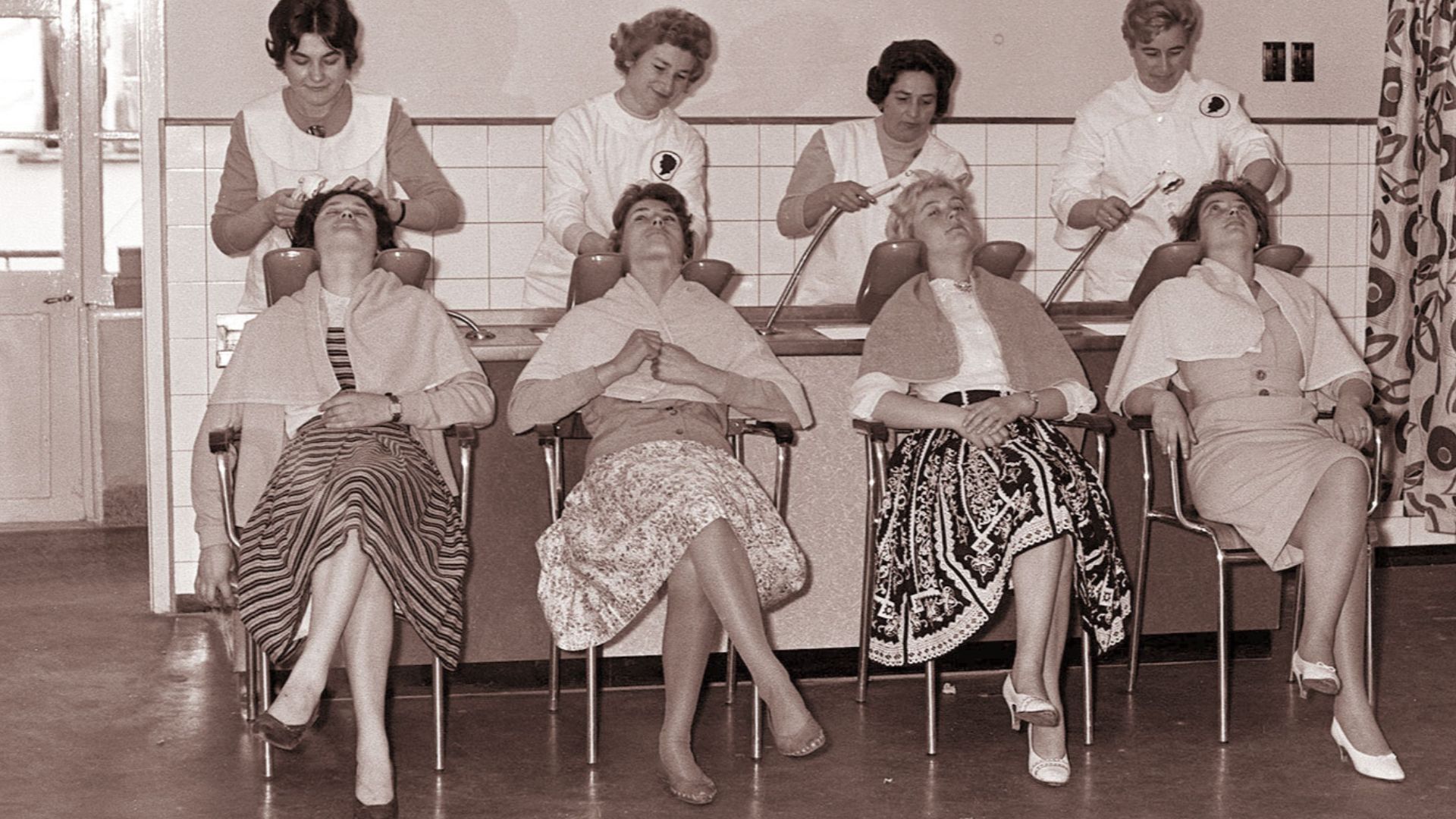 File:Prenovljeni frizerski salon v Gosposki ulici v Mariboru 1960 (2).jpg