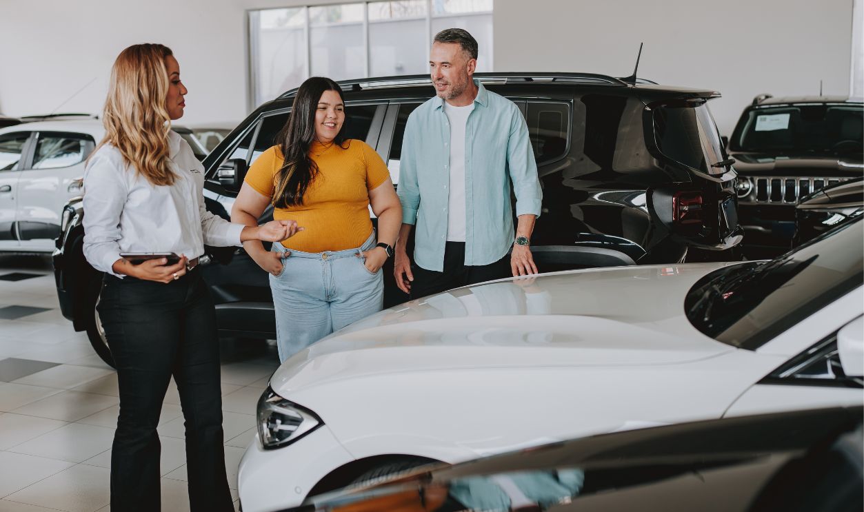 Father with daughter buys a car