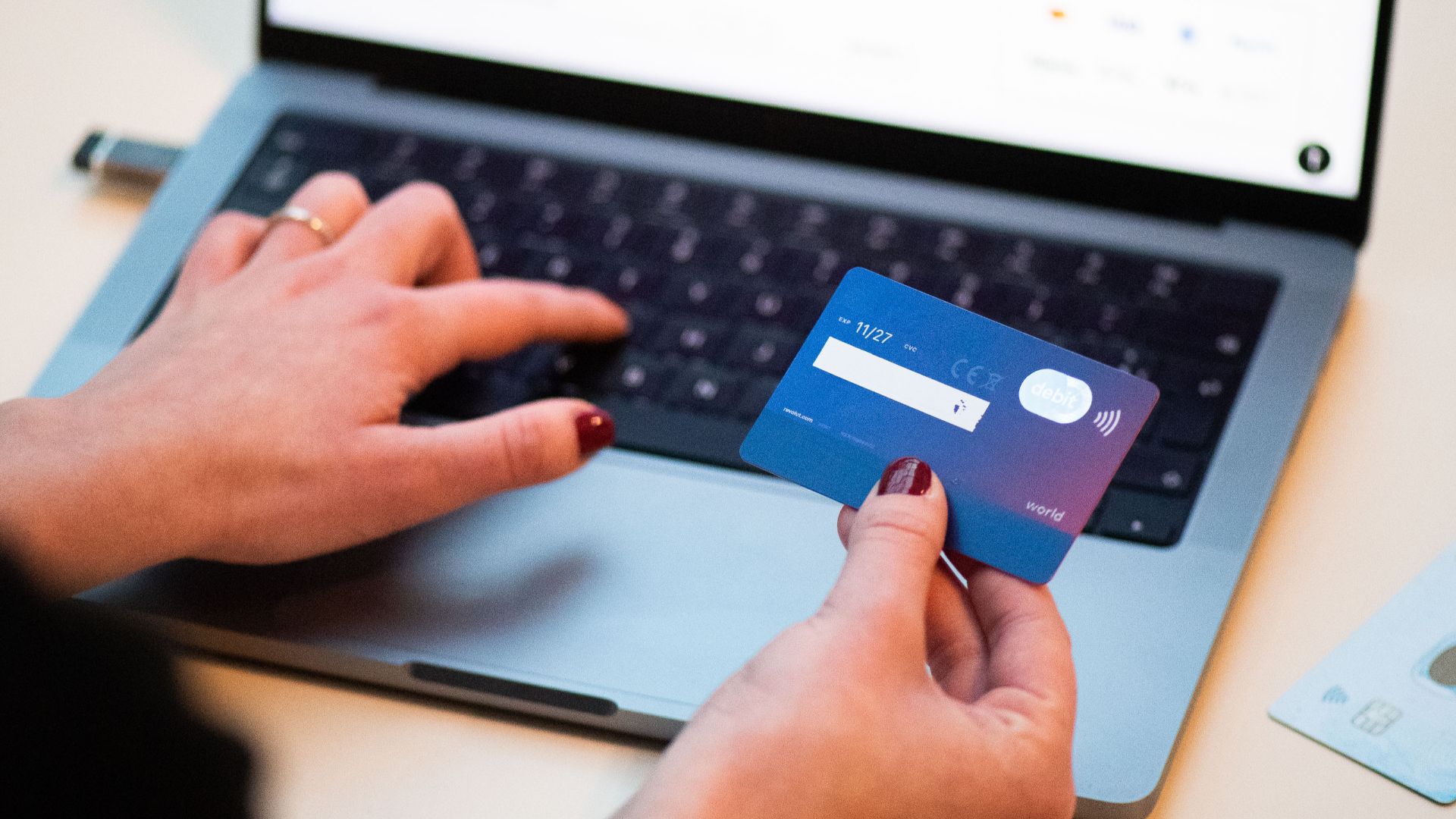 File:Shopping online with bank card.jpg