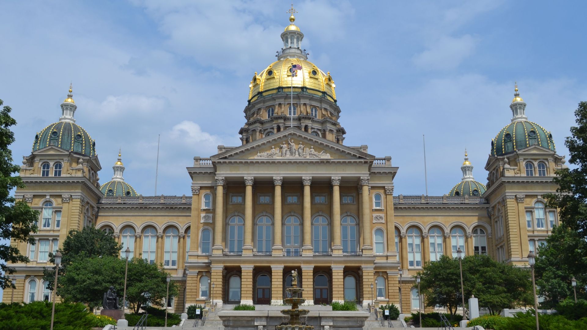 File:Iowa State House; Des Moines, Iowa; June 30, 2013.JPG