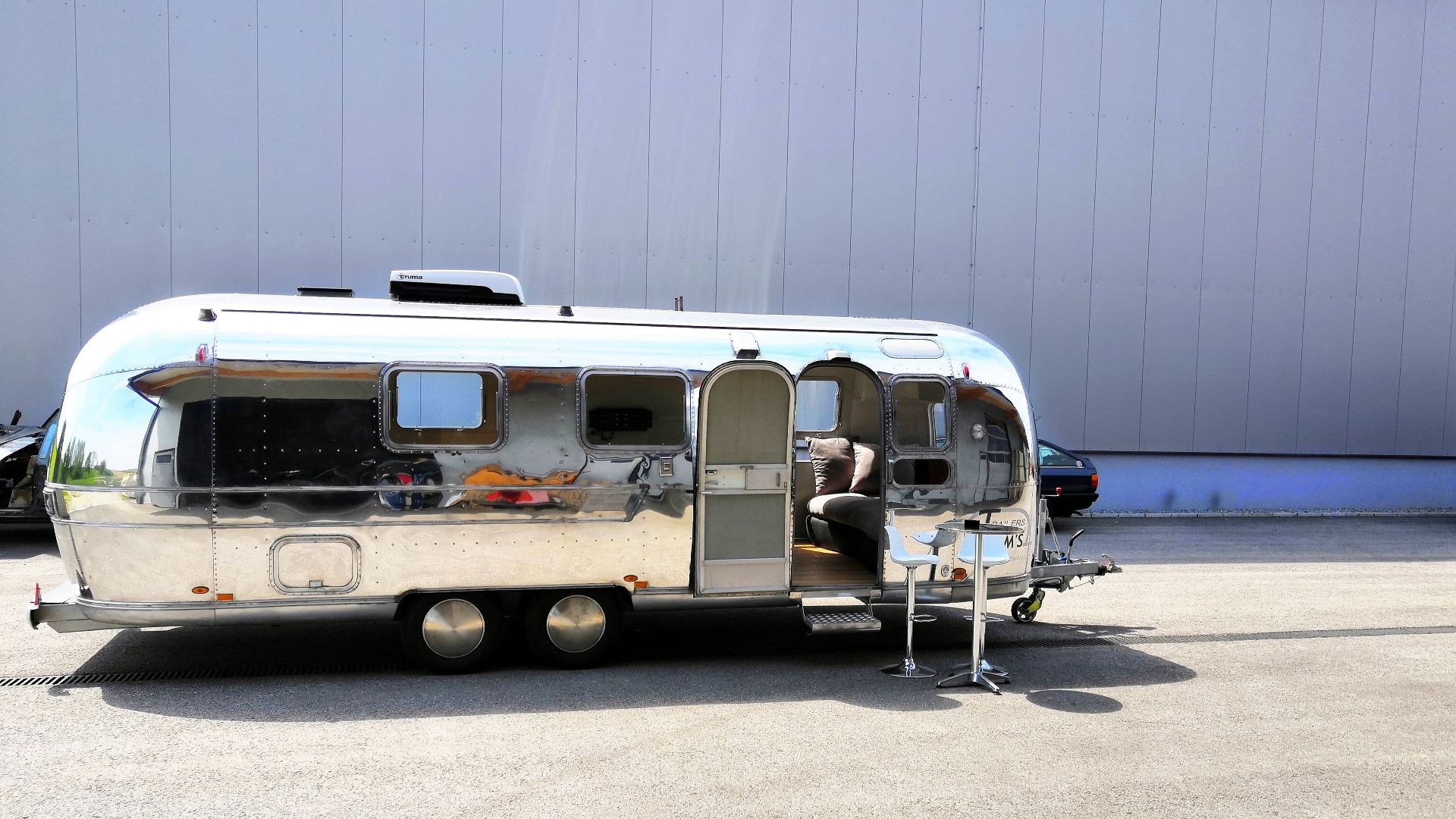 File:Airstream Mobile Lounge Mieten Vermietung Hochglanz Stehtisch 08.jpg