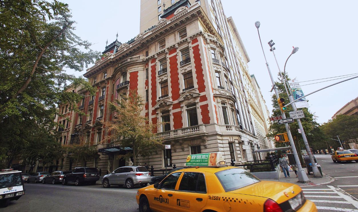 Gettyimages - 103347379, Mexican Billionaire Carlos Slim Pays 44 Million For 5th Avenue Townhouse NEW YORK - AUGUST 11: The 1901 townhouse on Fifth Avenue purchased by Mexican billionaire Carlos Slim for $44 million is seen August 11, 2010 in New York City. The last private townhouse on Fifth Avenue was sold for one of the top prices for a townhouse ever in the city. Slim is also a large investor in the New York Times.